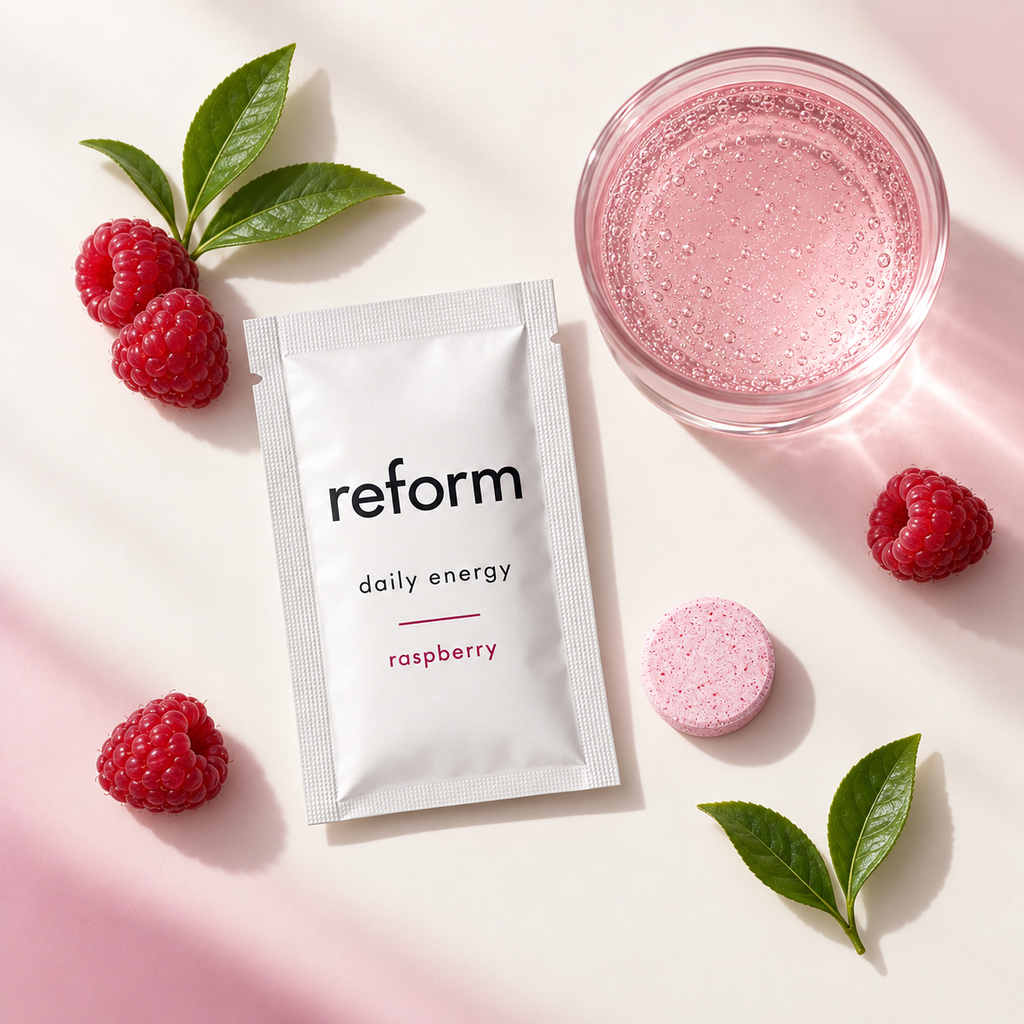 Reform Daily Energy sachet with raspberry, green tea leaves, tablet and prepared drink